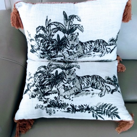 COTTON & VELVET PRINT PILLOW WITH TIGEr IMAGES & TASSELS - Picture 6 of 10